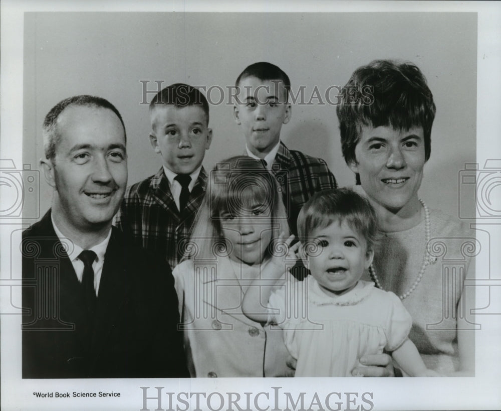 1970 Press Photo Apollo 9 Commander Colonel James McDivitt and His Family-Historic Images