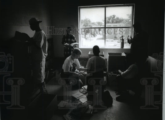 1994 Press Photo Sorting books for the Next Door Foundation, Books for Kids-Historic Images