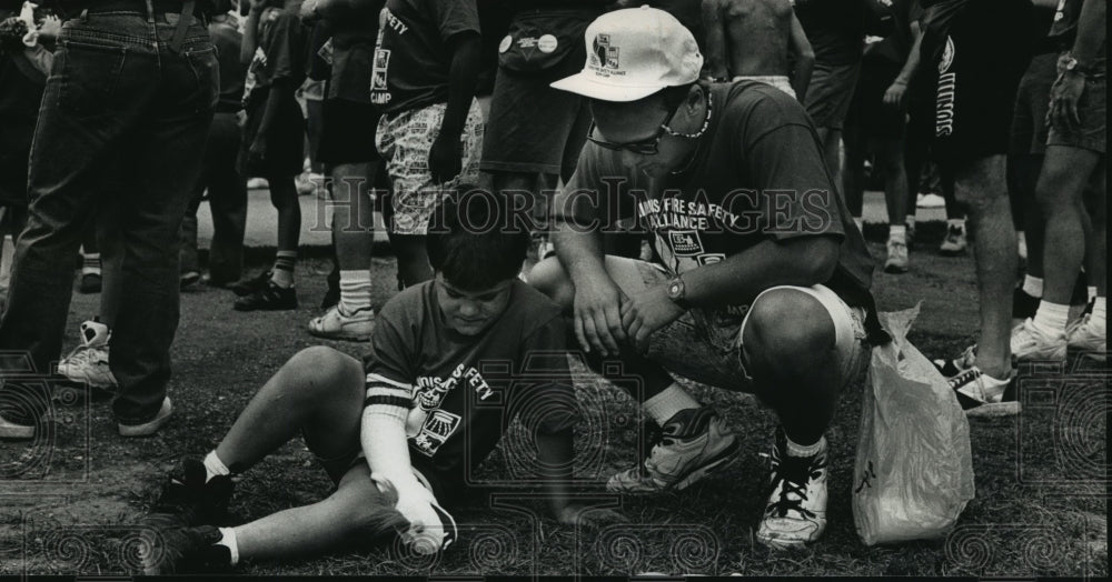 1992 Press Photo Jimbo Needed encouragement at Illinois fire safety camp-Historic Images