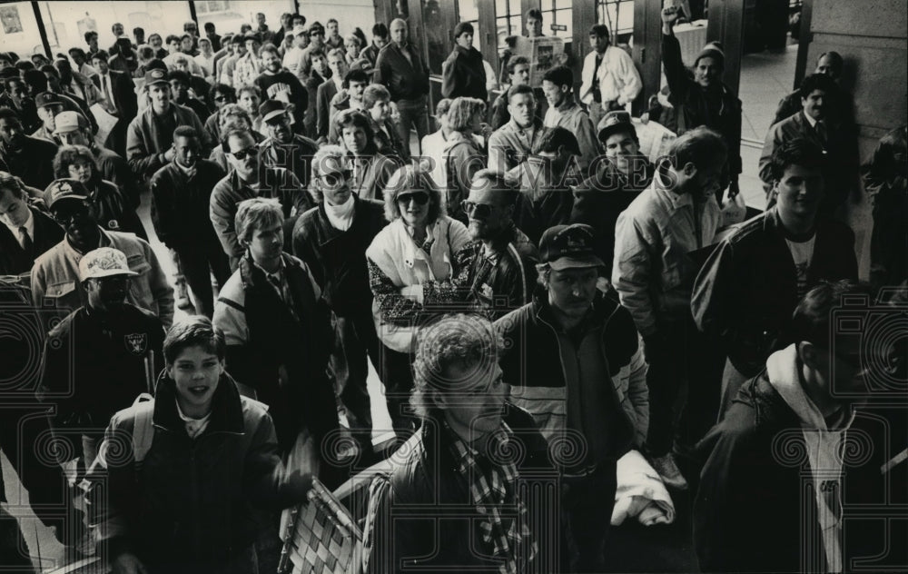 1989 Press Photo Milwaukee Bucks Fans Wait to Buy Tickets, Bradley Center- Historic Images