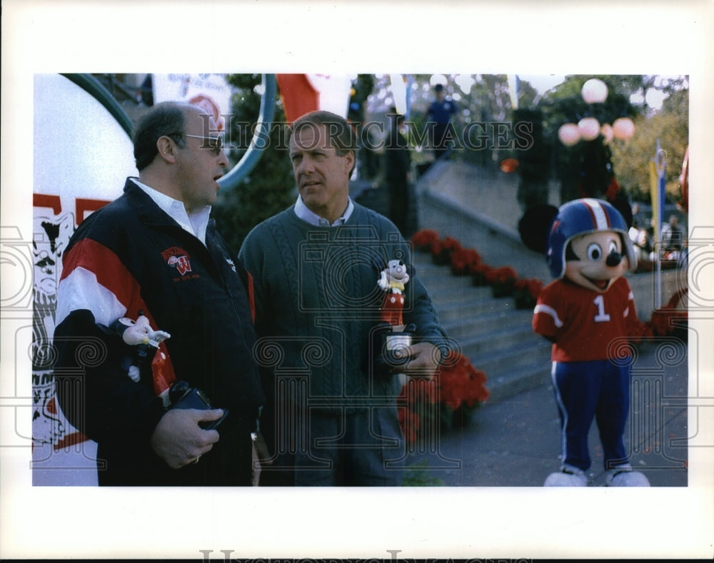 Press Photo Members of the Wisconsin Badgers football team and Mickey Mouse-Historic Images