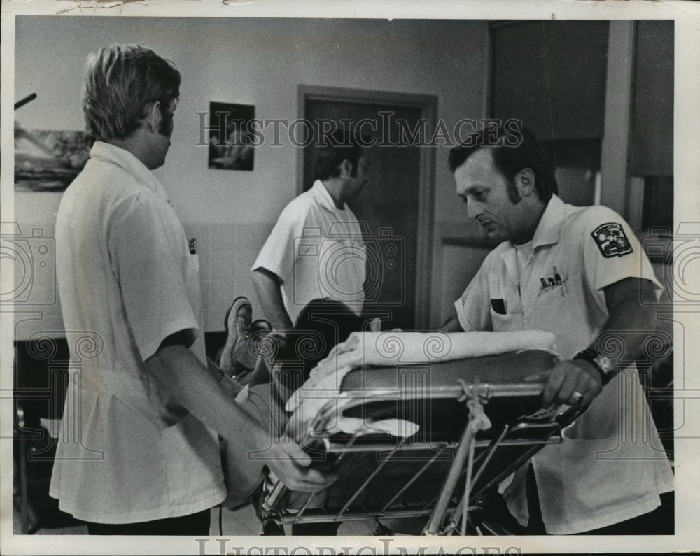 1974 Press Photo Rescue squad workers help alcoholics at County General Hospital - Historic Images