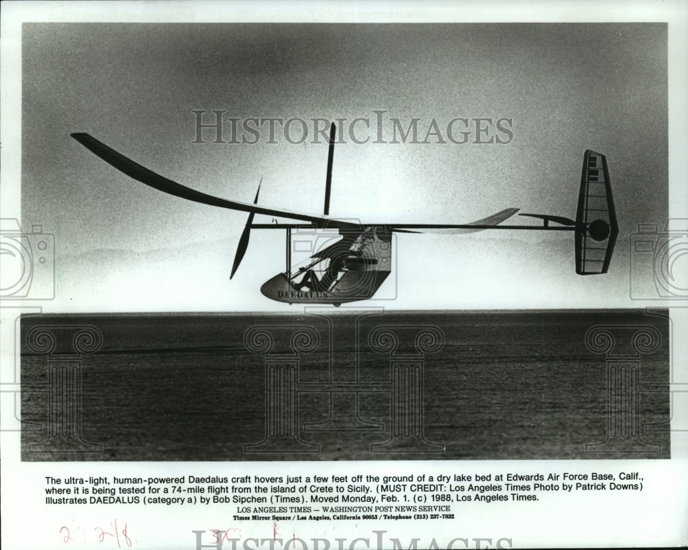 1988 Press Photo Daedalus airplane craft hovers at Edwards Air Force Base, Ca - Historic Images