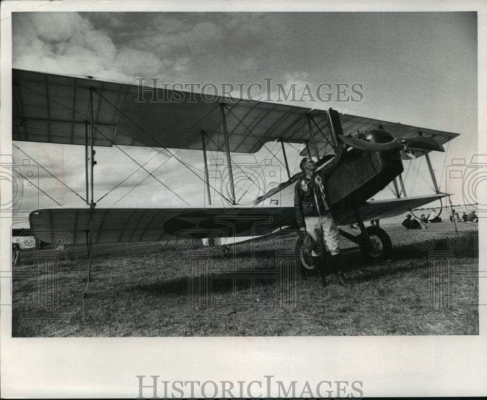1971 Press Photo Charles Klessig & home built 1917 Standard J-1 biplane. - Historic Images