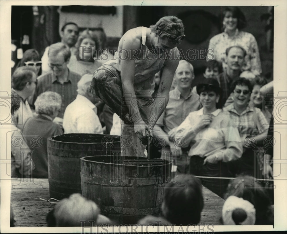 1985 Press Photo Andy Hayer grape-stomping at Wine &amp; Harvest Festival, Cedarburg-Historic Images
