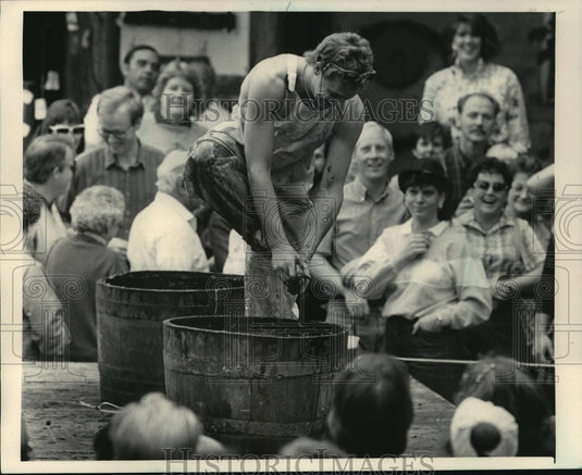 1985 Press Photo Andy Hayer grape-stomping at Wine & Harvest Festival, Cedarburg-Historic Images