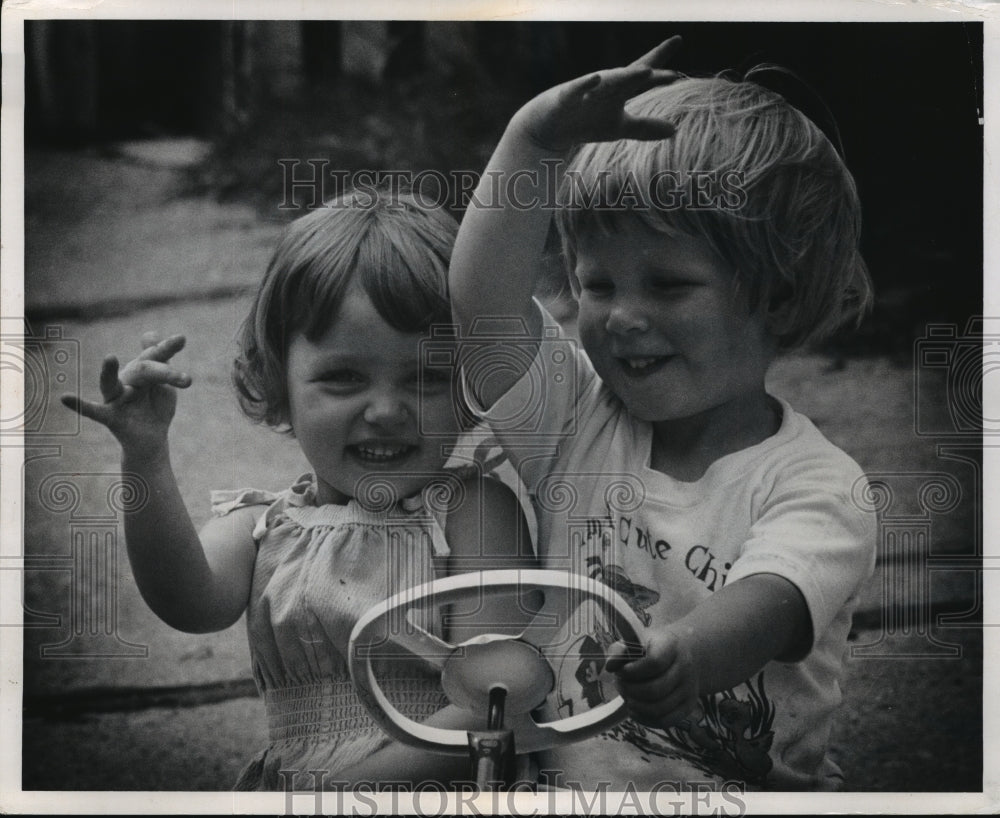 1969 Press Photo Anne Wilhelm and Jane Czarnezki wave to their imaginary fans - Historic Images