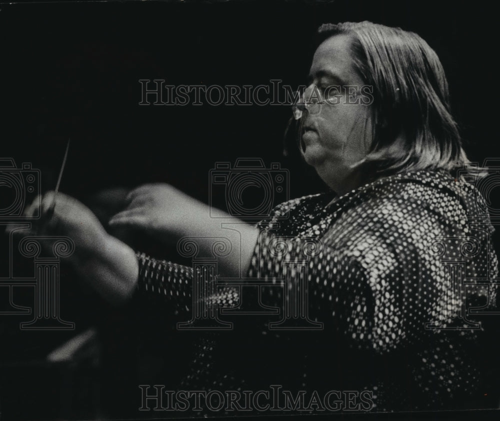 1975 Press Photo Sarah Caldwell Conducts Milwaukee Symphony Orchestra - Historic Images