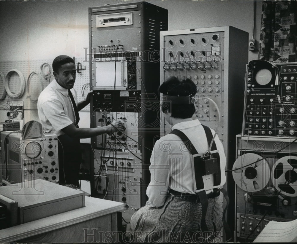 1966 Press Photo Dr. John Reneau Adjusts Equipment Recording Brain Activity - Historic Images
