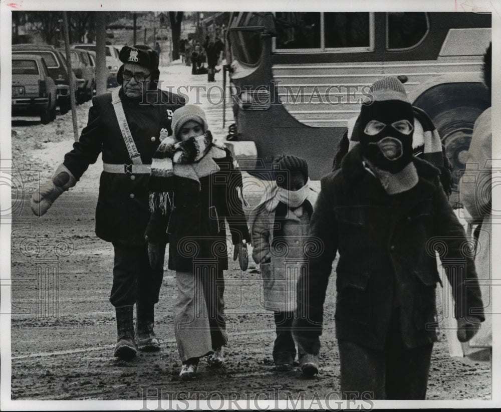 1977 Press Photo Crossing Guard John Carrillo at Vieau School - mja65050 - Historic Images