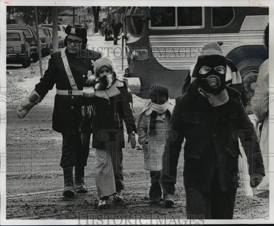 1977 Press Photo Crossing Guard John Carrillo at Vieau School - mja65050 - Historic Images
