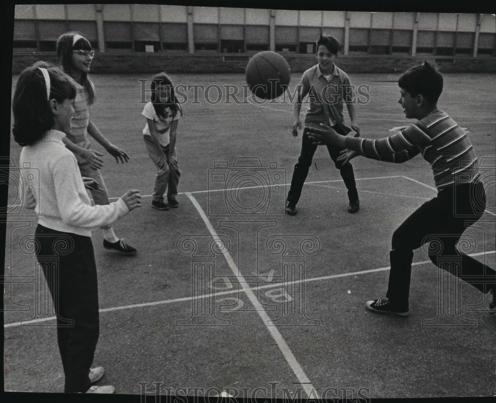 1968 Press Photo Kids at Congress street school playing catch - mja65071-Historic Images