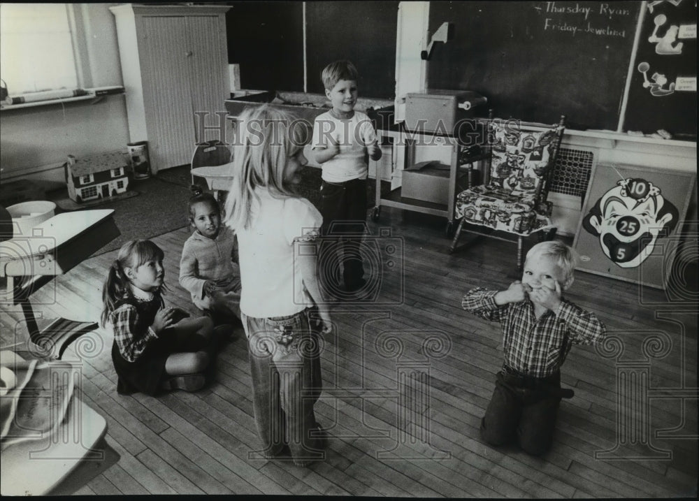 1982 Press Photo JoAnne Price and kindergaten pals give Antler N.D. a new look-Historic Images