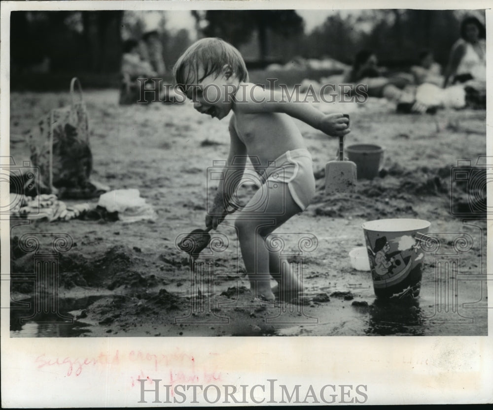 1978 Press Photo 2 Year Old Scott Kennedy plays in sand at Mauthe Lake-Historic Images
