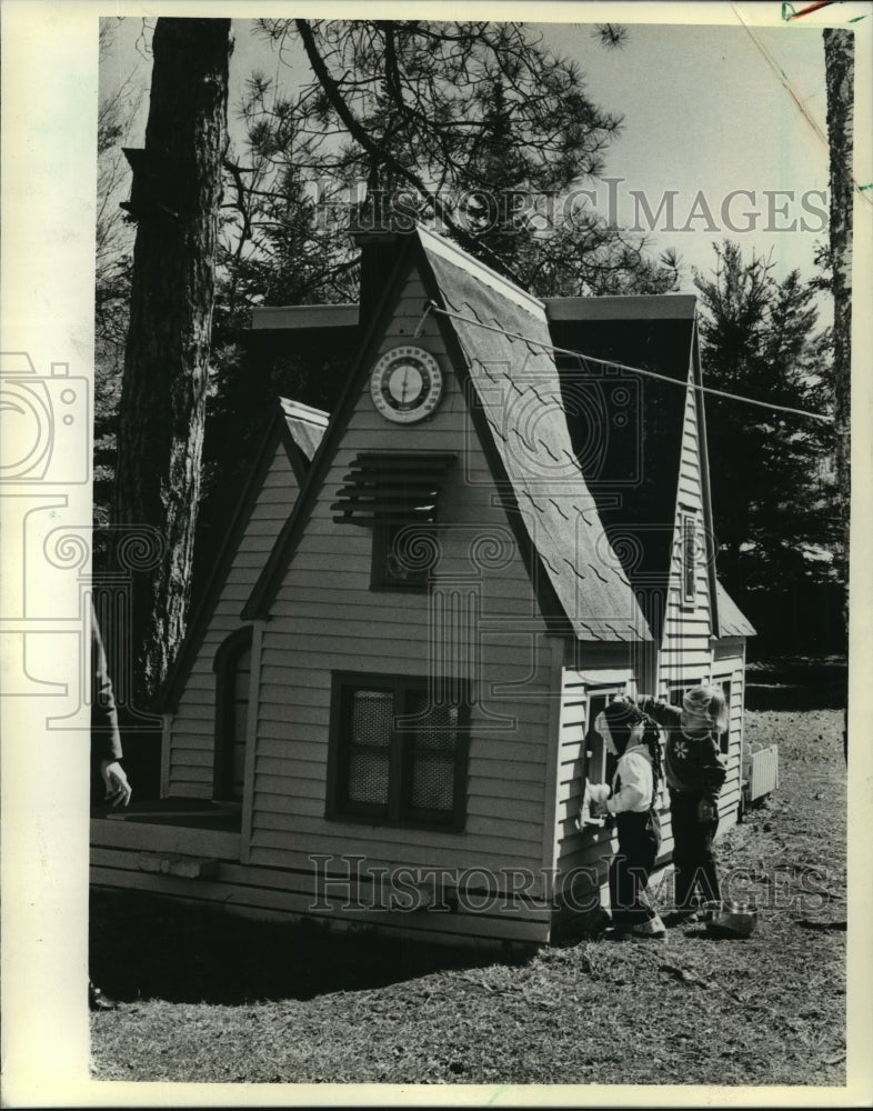 1981 Press Photo Two Children Cleaning Windows of Playhouse in Wentworth-Historic Images