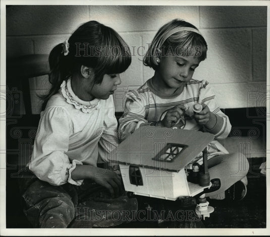 1989 Press Photo Kids at Menomonee Falls Children's Center Sharing Toys - Historic Images