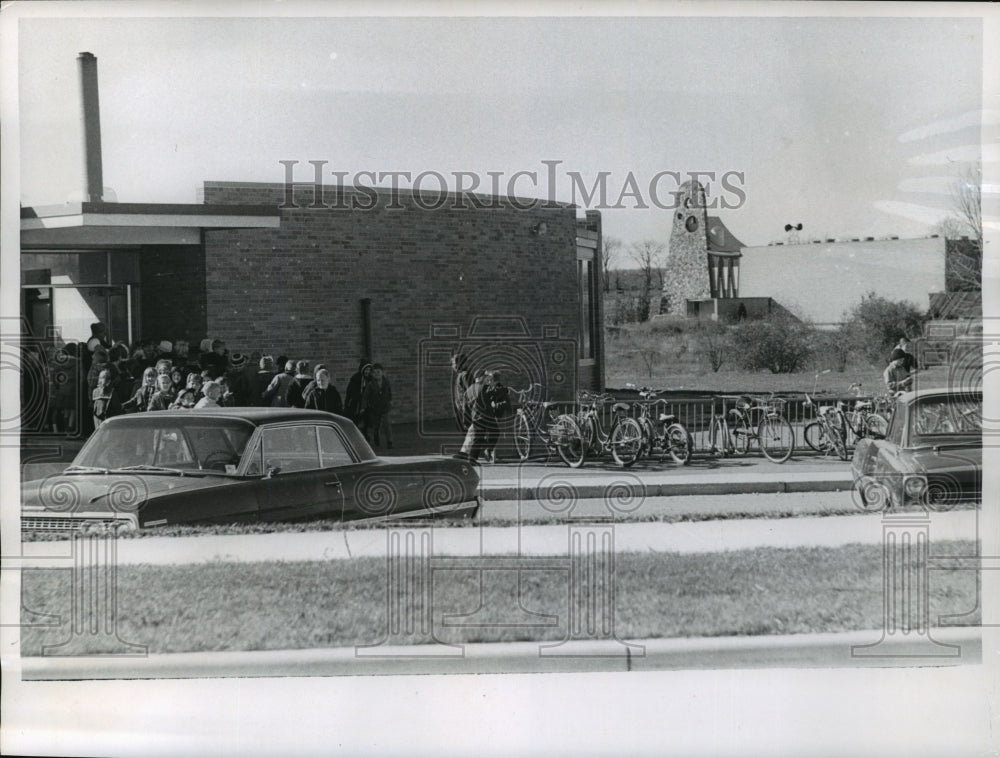 Press Photo Westlawn Elementary School in Cedarbug - Historic Images