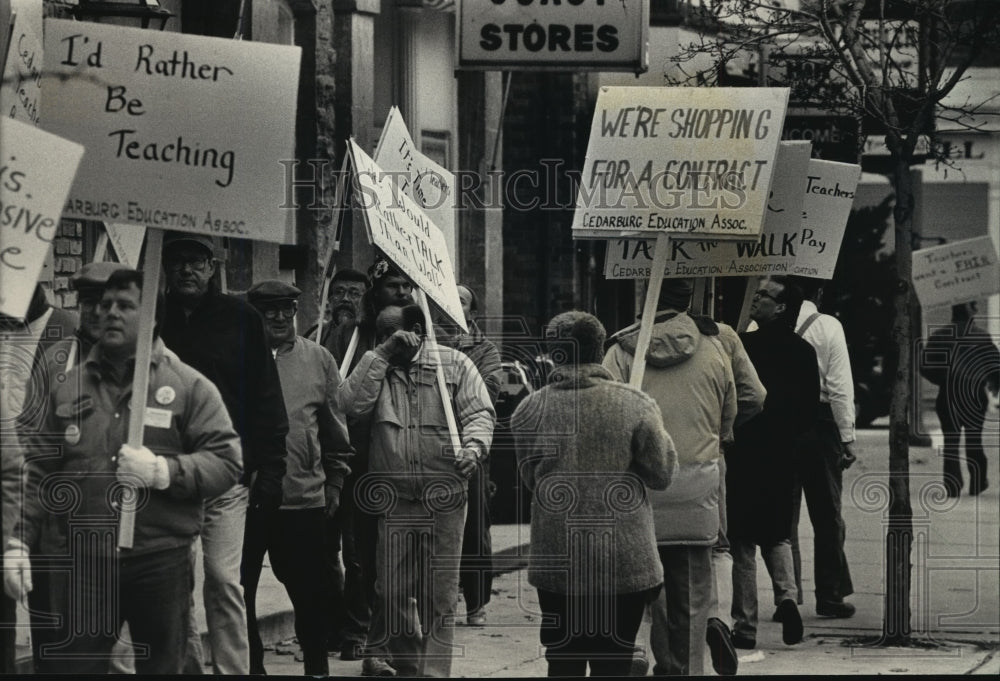 1987 Press Photo Cedarburg Teachers Marching Downtown in Protest of Contracts - Historic Images