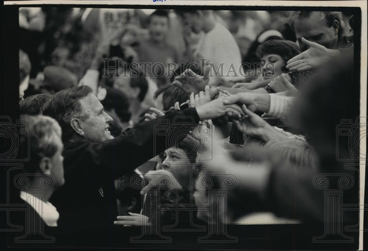 1992 Press Photo President Bush in Waukesha County, on Mil. & Wisconsin Visits-Historic Images
