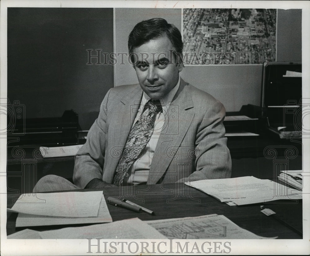 1975 Press Photo Anthony J. Catanese, dean at Univ. of Wisconsin- Milwaukee-Historic Images