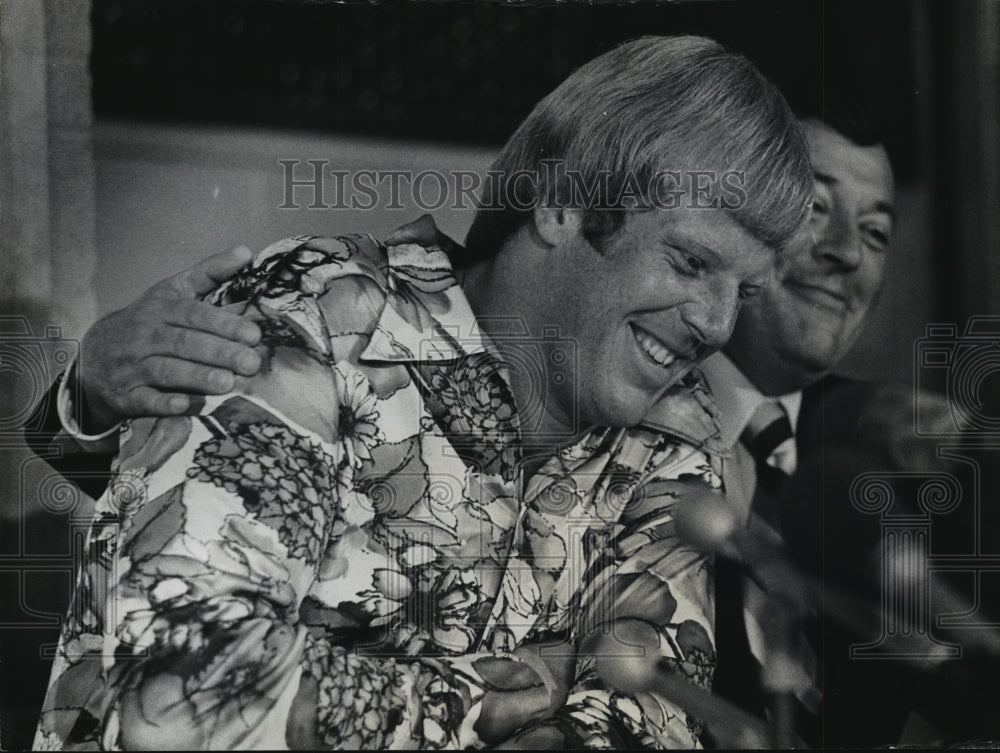 1977 Press Photo Kent Benson and Milwaukee Bucks President Jim Fitzgerald - Historic Images