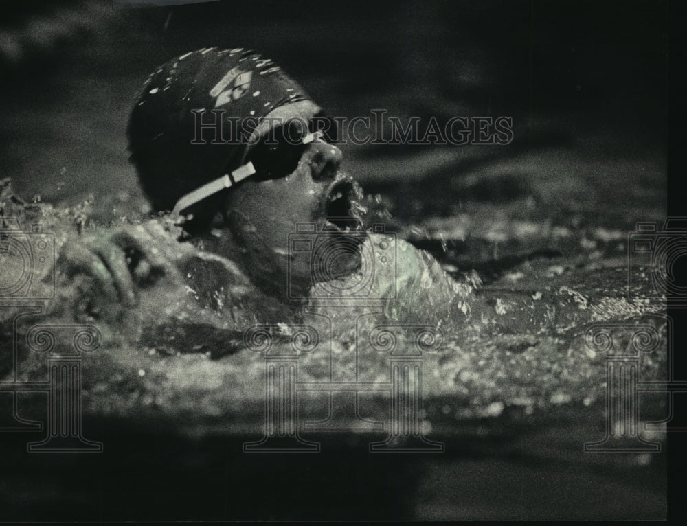 1987 Press Photo Demaine Richey has cerebral palsy, swims Boys & Girls Club. - Historic Images