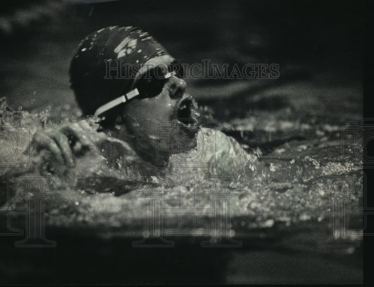 1987 Press Photo Demaine Richey has cerebral palsy, swims Boys & Girls Club. - Historic Images