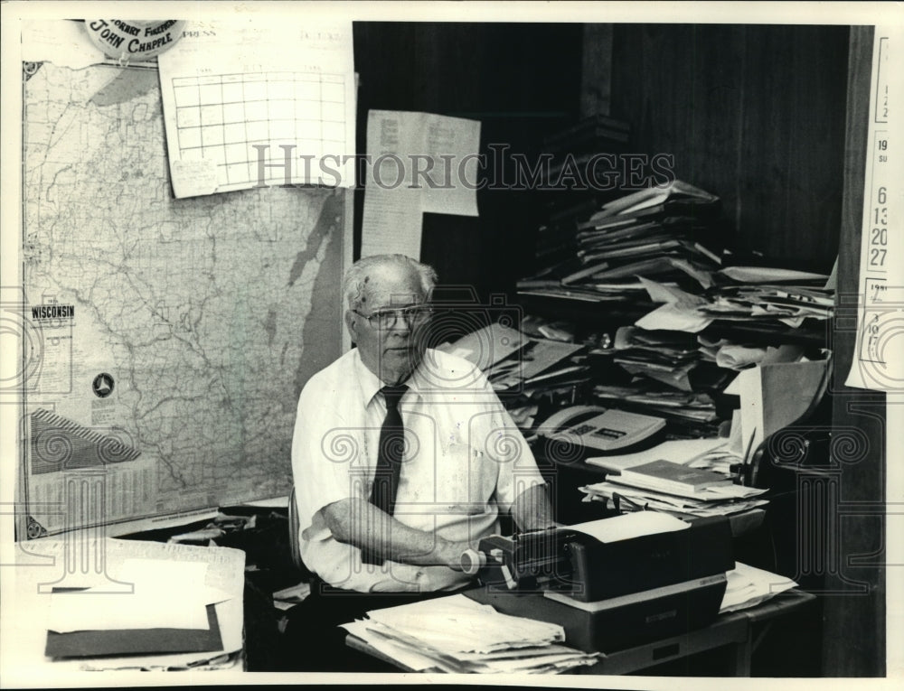 1986 Press Photo John Chapel, feature writer at Ashland Daily Press, Wisconsin - Historic Images