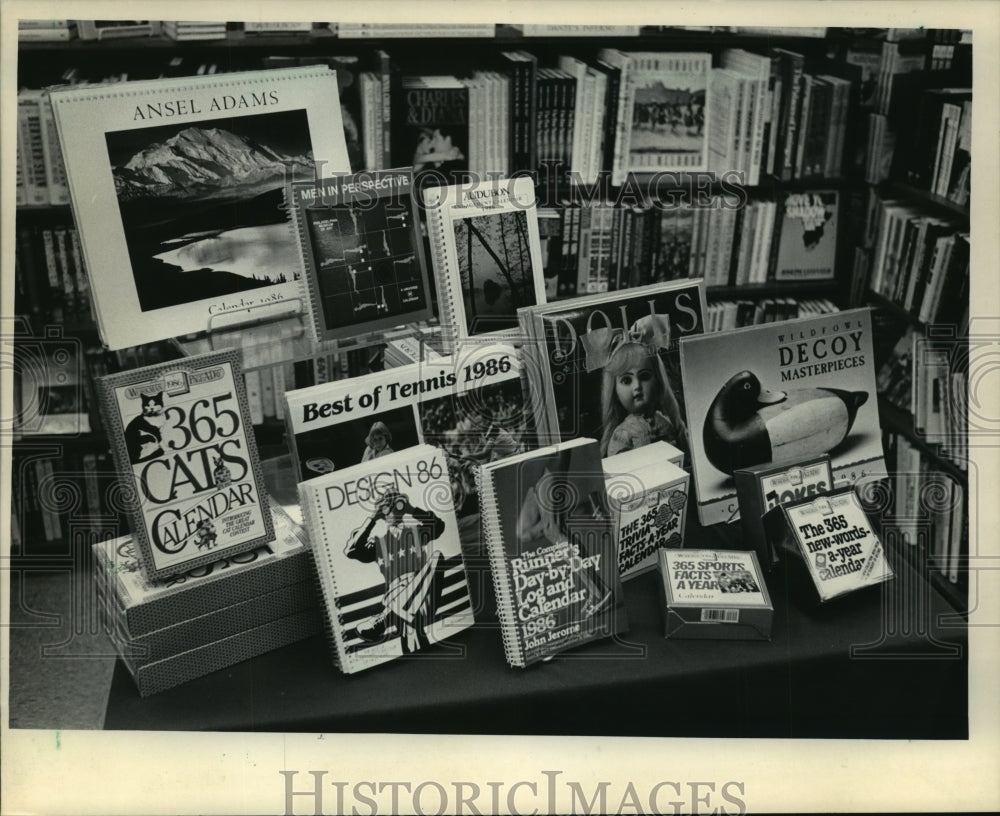1985 Press Photo Calendars on display at the Book Nook - mja65349 - Historic Images