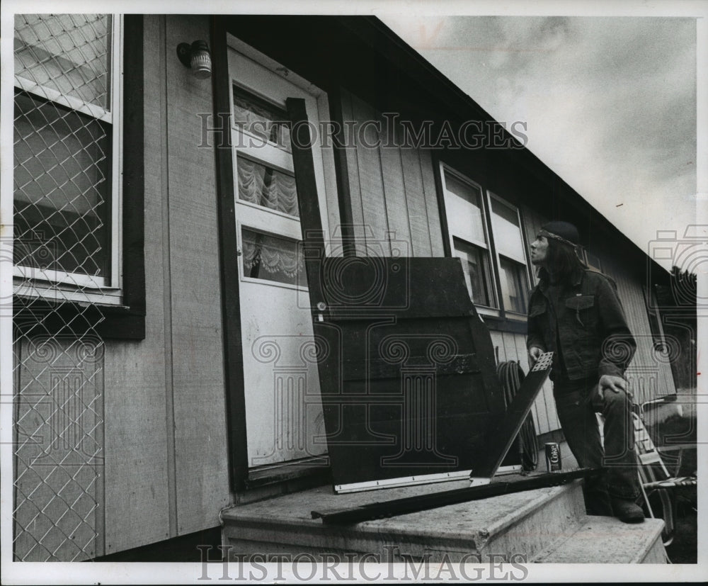 1976 Press Photo Home in Neopit, agents were looking for Robert C. Chevalier-Historic Images