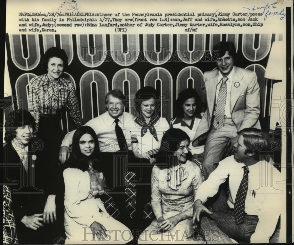 1976 Press Photo Pennsylvania President Primary Winner Jimmy Carter and Family - Historic Images