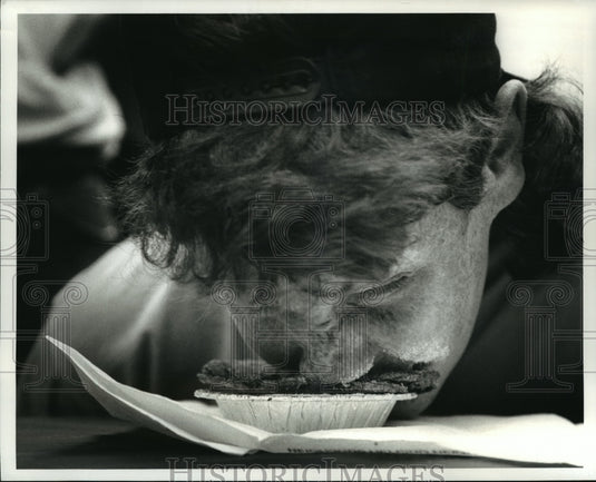 1993 Ken Miller Devours a Strawberry Pie Whole in 33 Seconds-Historic Images