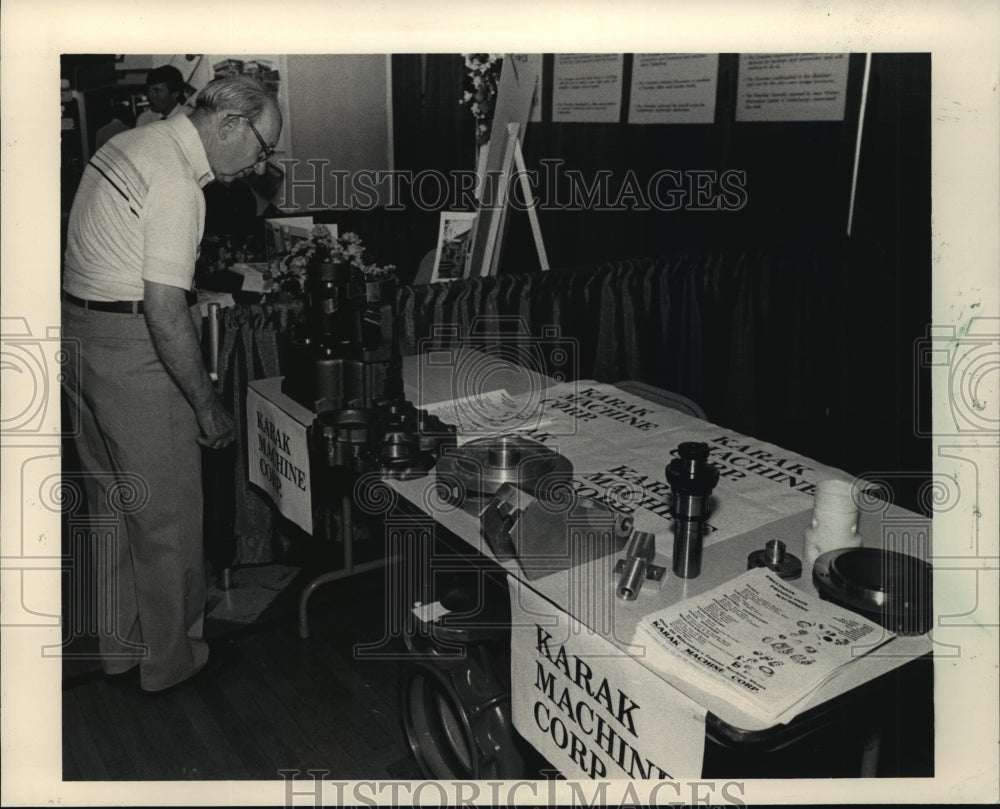 1987 Press Photo Ed Hoffman Looks Over Karak Machine Corporation Exhibit - Historic Images