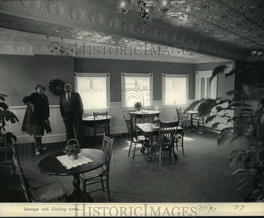 1984 Press Photo Couple viewing sculpture metal ceiling of Washington House Inn-Historic Images