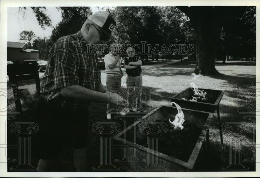 1994 Press Photo Richard Peck, Bernice Grund, Richard Wood at Cedar Creek Park-Historic Images