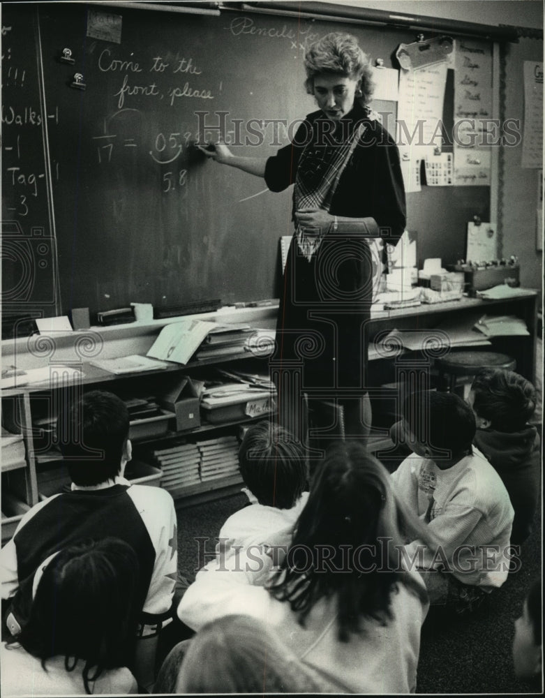 1989 Press Photo Kathy Emerich teaches to third and fourth grades at school-Historic Images