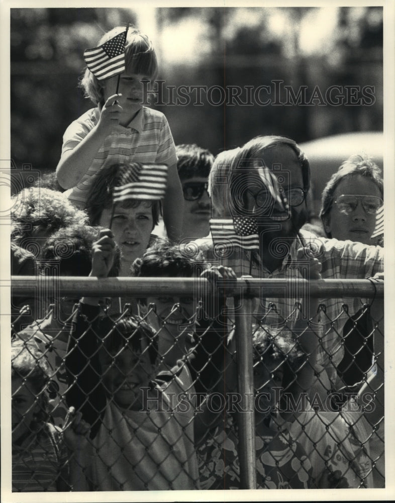 1986 Press Photo Well-Wishers Waved Flags when Barbara Bush Arrived - mja65645-Historic Images