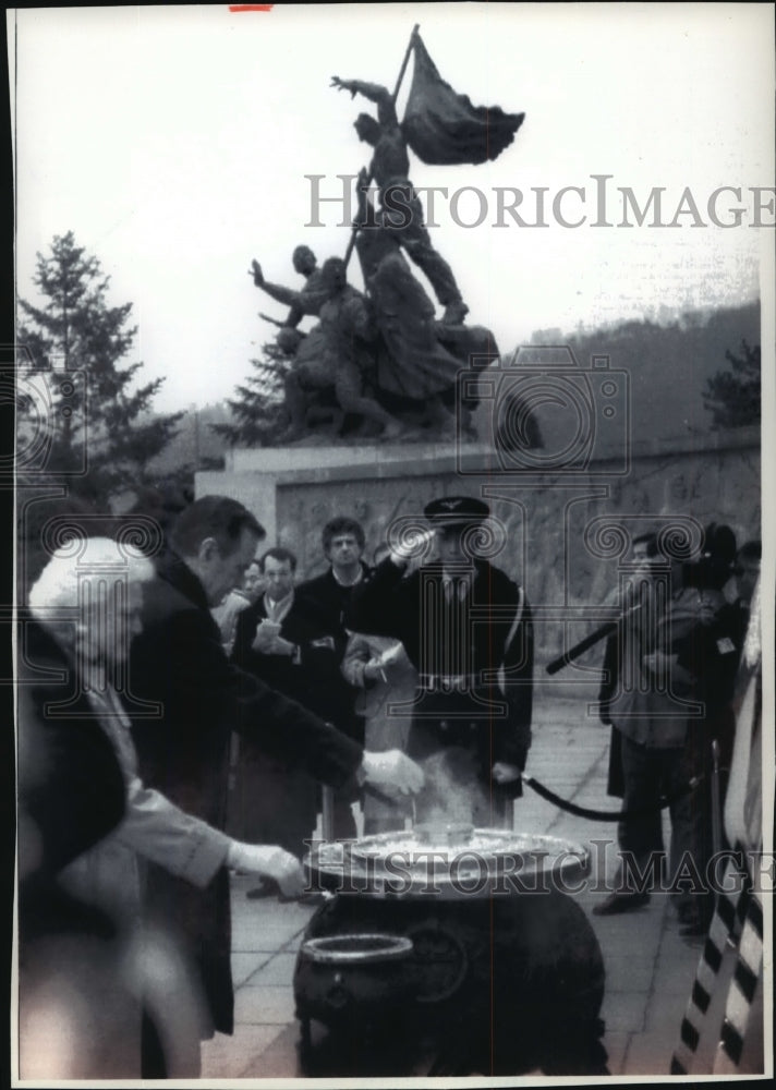 1992 Press Photo President Bush and Wife Barbara Burn Incense Seoul - Historic Images