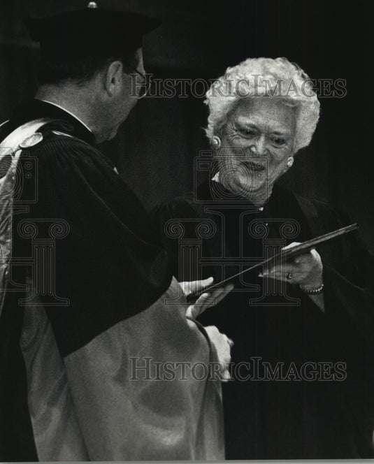 1992 Press Photo First Lady Barbara Bush receiving an honorary doctorate of laws - Historic Images