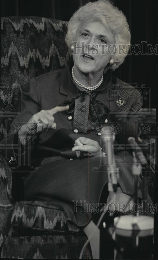 1983 Press Photo Barbara Bush speaking from a high back chair - mja65657-Historic Images