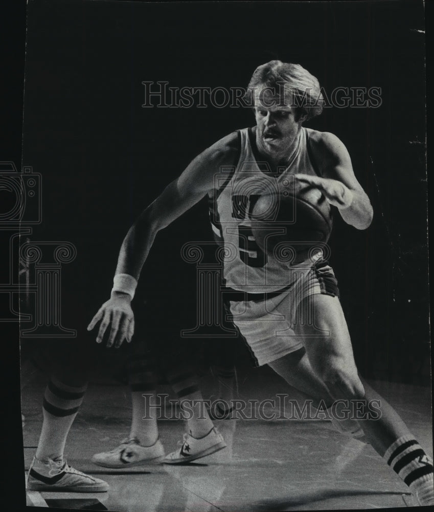 1978 Press Photo Milwaukee Bucks&#39; Center Kent Benson Drives Around Kevin Kunnert- Historic Images