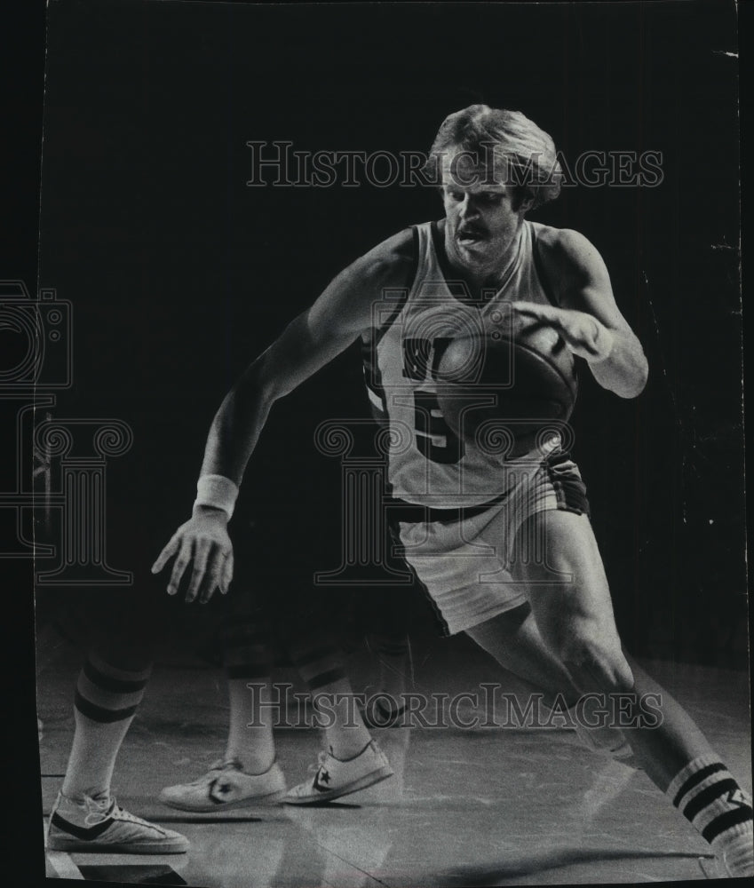 1978 Press Photo Milwaukee Bucks' Center Kent Benson Drives Around Kevin Kunnert- Historic Images