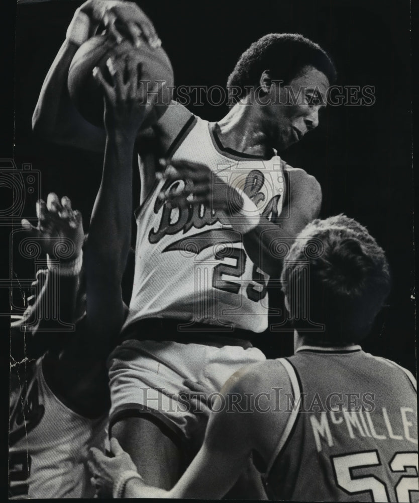 1976 Milwaukee Bucks&#39; Gary Brokaw Rebounds Against Buffalo-Historic Images