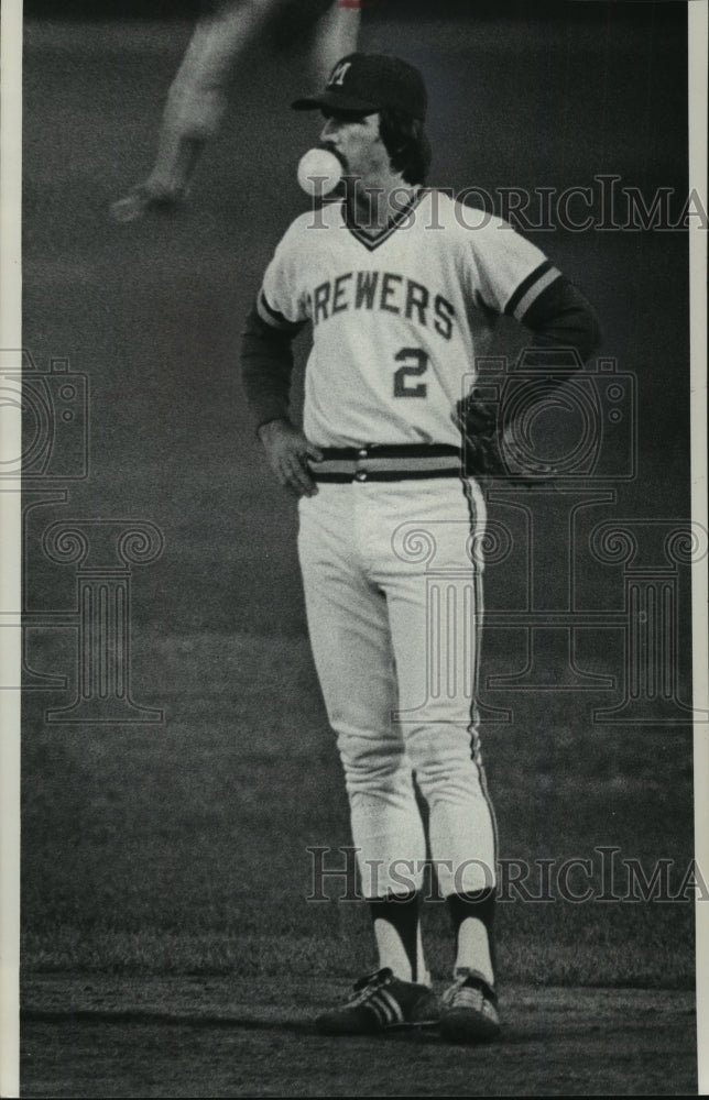 1975 Press Photo Milwaukee Brewers' Second Baseman Kurt Bevacqua Waits- Historic Images