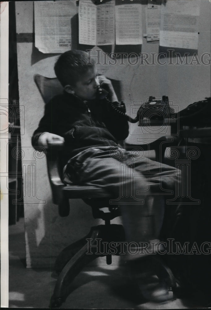 1959 Press Photo Billy tends the Office While His Father is On a Call - Historic Images