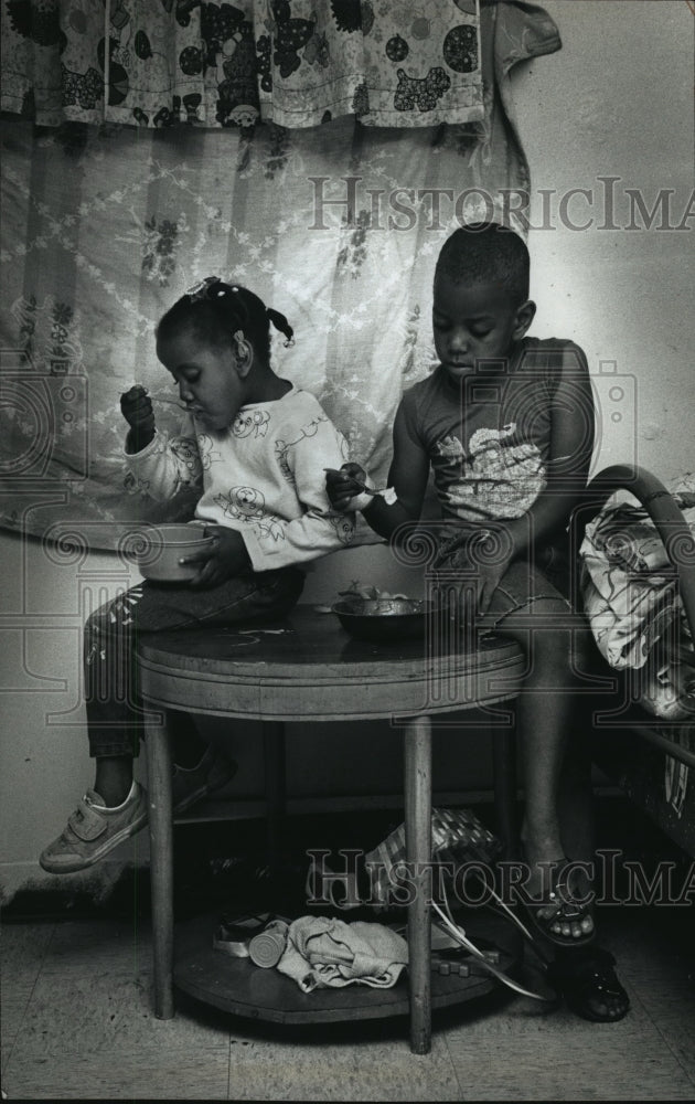 1990 Press Photo Nikeisha and A.D. Wooten eat breakfast - mja65807 - Historic Images