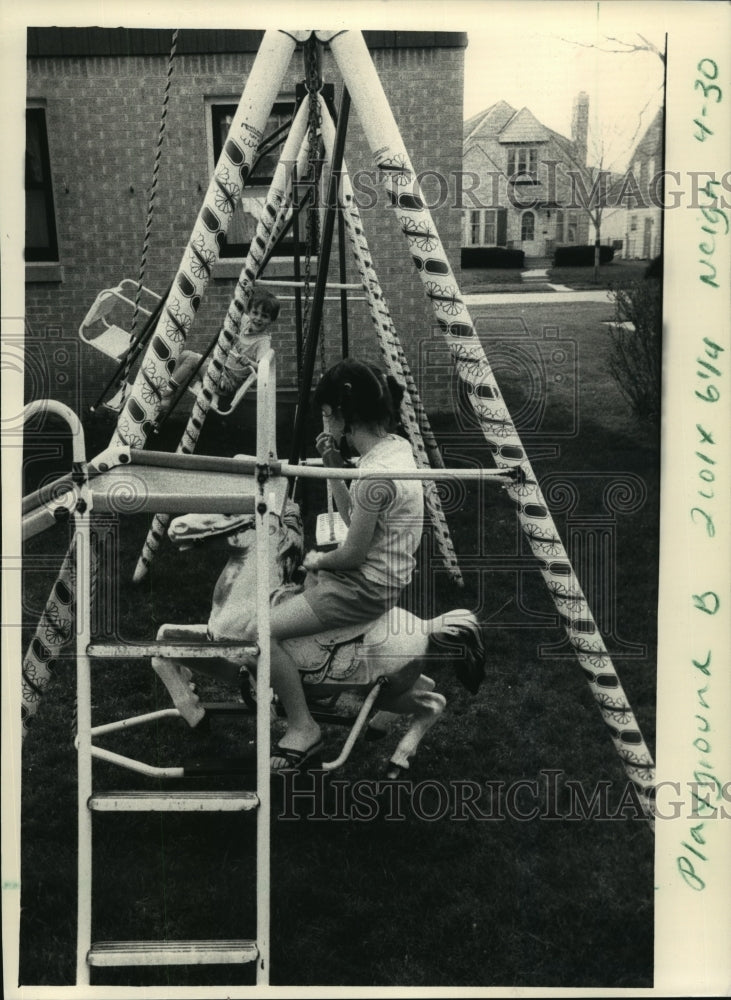 1987 Press Photo Jessica and Dustin Gossage play on a swingset - mja65809 - Historic Images