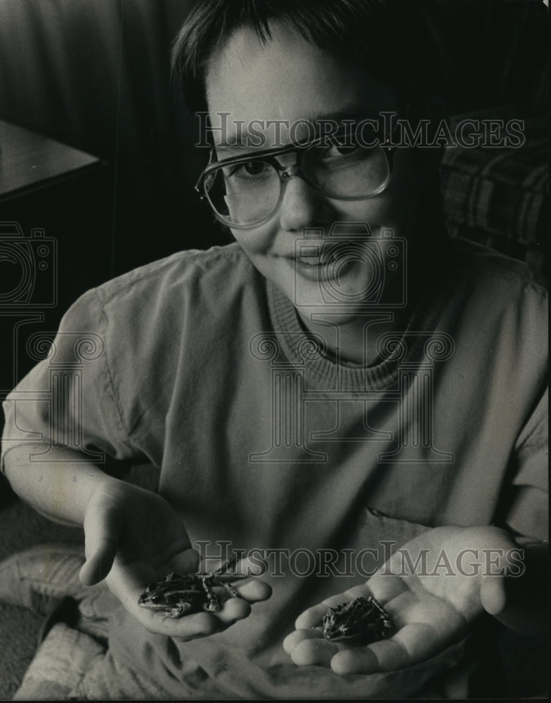 1989 Press Photo Dan moves his pet frogs to the bathtub for meals. - mja65810 - Historic Images