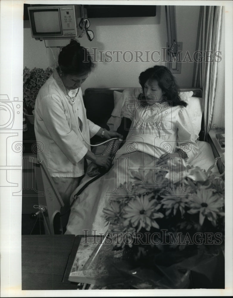 1990 Press Photo Joyce Wade in Toronto Hospital for pregnancy complications - Historic Images