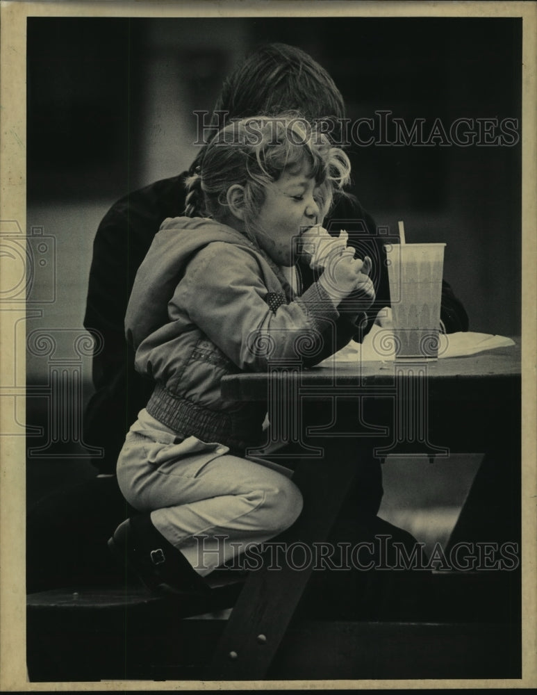 1986 Press Photo Kelli Gram, 2, enjoyed and ice cream cone, Milwaukee - Historic Images